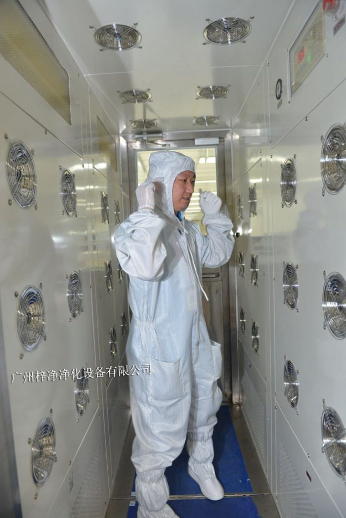風(fēng)淋室不僅可以為工作人員提供清潔的空氣環(huán)境，還可以對物料進行凈化處理。
