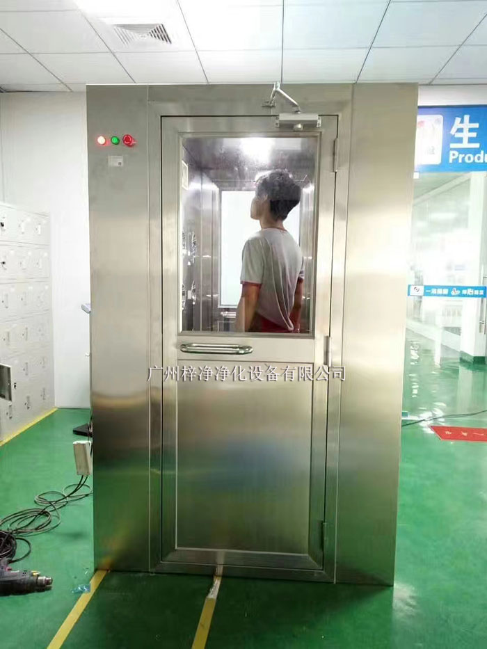 風(fēng)淋室主要是人員或物品的表面除塵，常用于潔凈室的入口處。