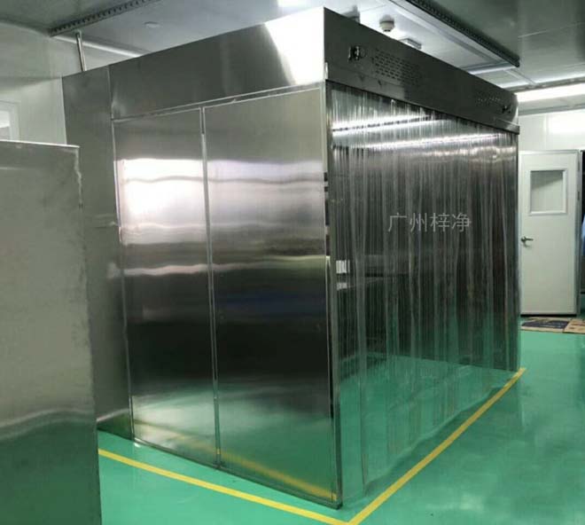 負壓稱量罩內(nèi)空氣經(jīng)初效過濾器、由離心風機壓入靜壓箱，在經(jīng)高效過濾器后從氣流擴散送風單元出風面吹出，潔凈空氣以均勻的斷面風速流經(jīng)工作區(qū)，從而形成高潔凈的工作環(huán)境。