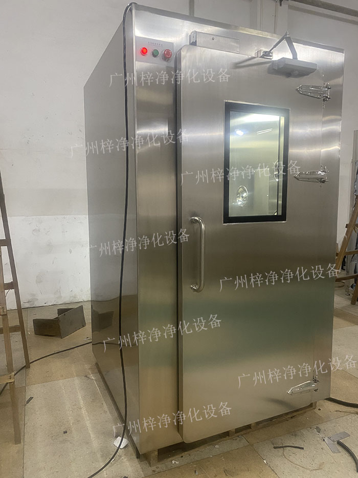 高端滿焊風(fēng)淋室采用滿焊接工藝，無(wú)縫連接，防止塵埃進(jìn)入，確保潔凈室的空氣質(zhì)量。