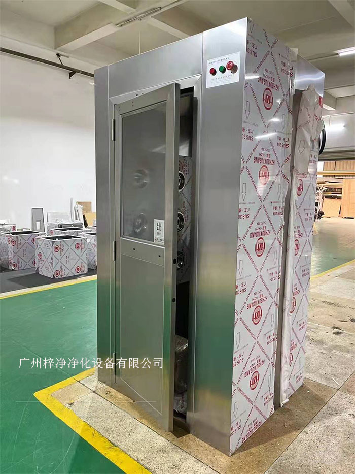 風(fēng)淋室是潔凈室中用于人員凈化的重要裝置。