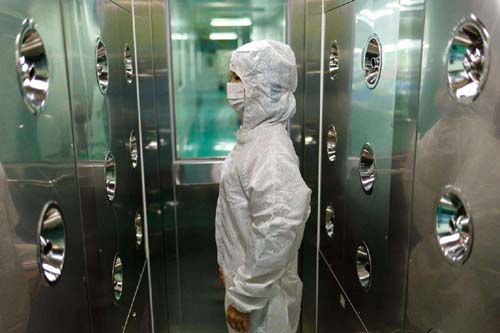 風淋室工作原理是通過高速氣流的沖擊，有效清除進入潔凈室的人員、物料表面攜帶的塵埃和污染物。