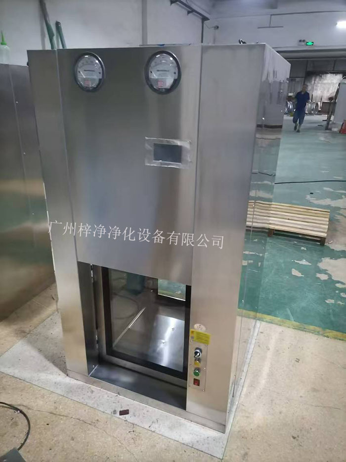 傳遞窗是一種用于潔凈室內(nèi)部或潔凈室與外界之間傳遞物品的設備，可以防止外部污染進入潔凈室。