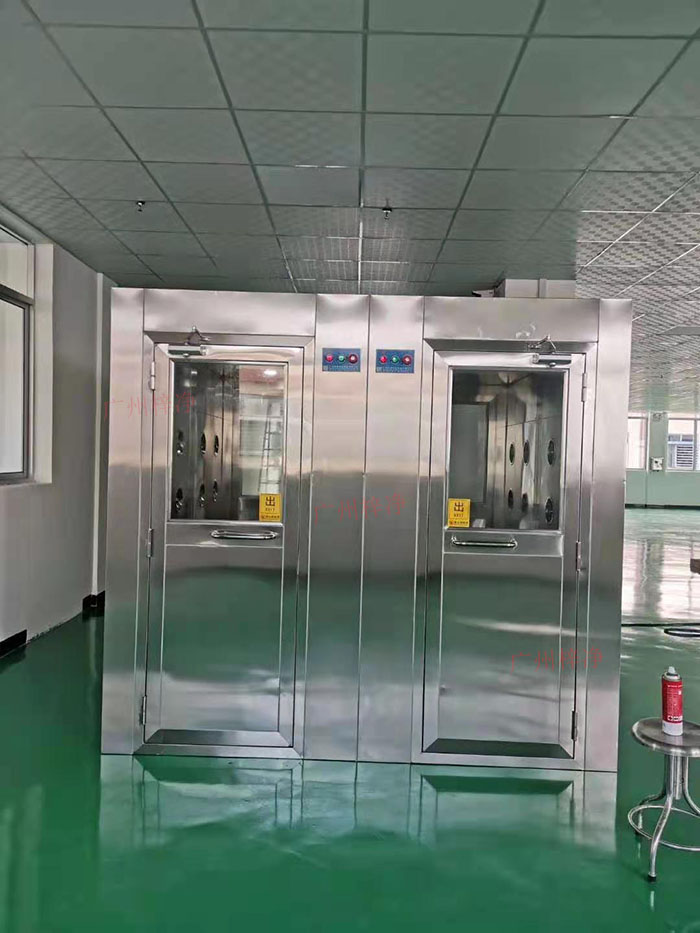 風(fēng)淋室主要功能是通過快速氣流的作用，去除人員和物料表面攜帶的塵埃和微生物，以確保進入潔凈室的人員和物料不會污染車間環(huán)境。