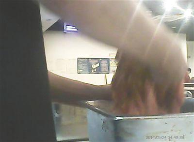 在開餐前，烤肉店一名員工正徒手攪拌肉片。
